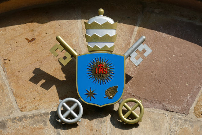Wappen von Papst Franziskus über dem Hauptportal am Dom zu Fritzlar - 25.02.2016